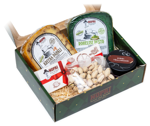 Avatud Nopri kingikarp Kreeka pähkli ja rohelise pesto Gouda juustudega, kirsi-tšillimoosi, juustušokolaadi ja pistaatsiapähklitega.