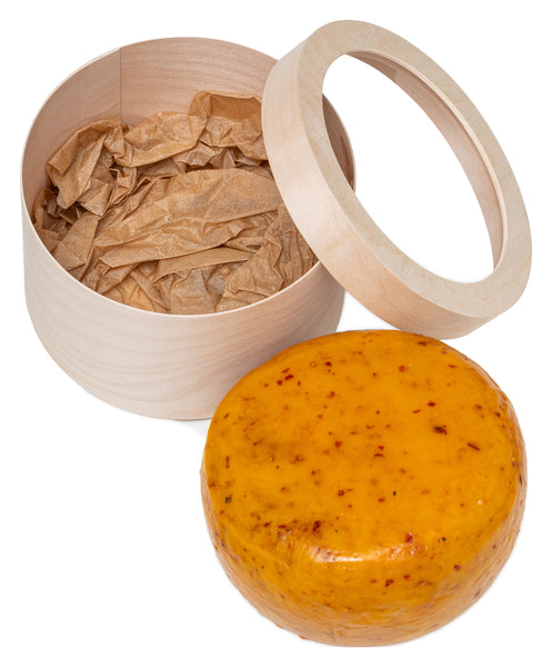 Avatud vineerist kinkekarp ja terve 1kg Nopri Gouda juustukera.