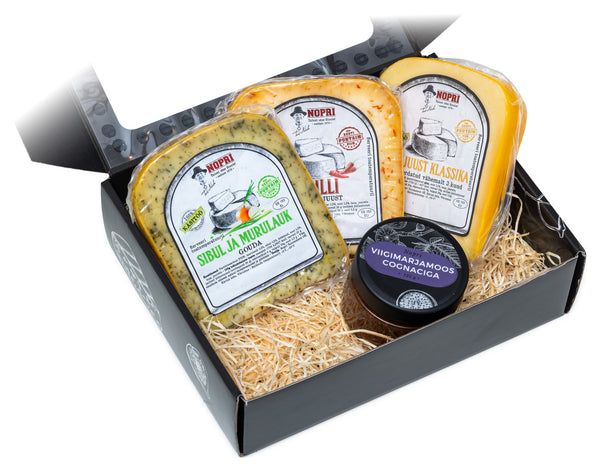 Avatud Nopri kingikarp tšillijuustu, sibula-murulaugu juustu, Gouda Klassika ja konjakiga viigimarjamoosiga.